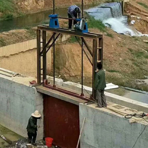 双向止水铸铁闸门启闭机安装现场